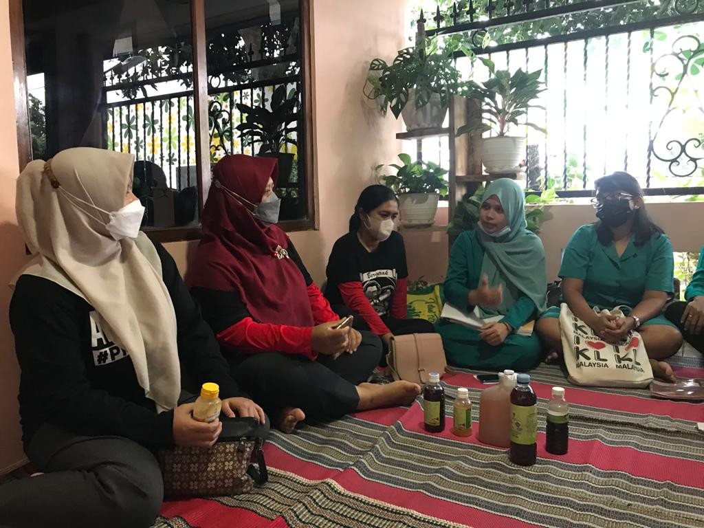 Pembuatan Eco Enzyme bersama ibu - ibu PKK